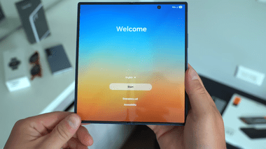 サムスンの新型折りたたみスマホ｢Galaxy Z Fold 7｣の実機を触った人達､薄さと軽さに感動