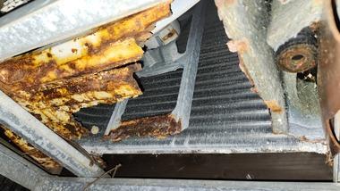 【急募】エアコンの室外機の底面が錆びて朽ちて無くなってるんだけど