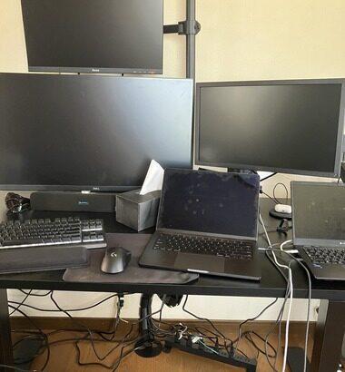 【画像】俺の最強のPCデスク見てくれ