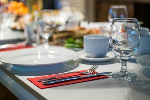 【悲報】物価高騰で「夜の外食減った」3人に1人。ありがとう自民党
