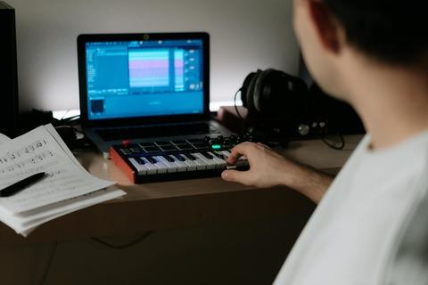 【悲報】作曲ワイ、AIのせいで生きる希望を失う