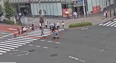 【動画】モペット(電動自転車)運転マン､信号無視して車にぶっ飛ばされる