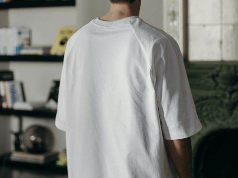 【悲報】Tシャツの下にインナー着てない奴ｗｗｗｗｗ