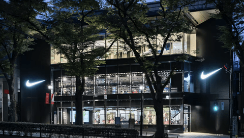 【悲報】NIKE（ナイキ）「助けて！国内最大規模の原宿店が閉店なの！なんでNIKE買ってくれないの？！」