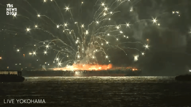 横浜･みなとみらいの花火大会､花火打ち上げ中に打ち上げる船が火事か