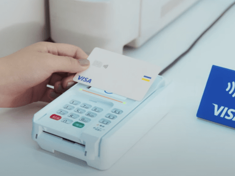 VISAのタッチで支払う時の宣言は「クレカで」「クレジットで」「カードで」のどれが正しいの？