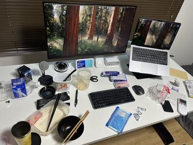 【画像】限界エンジニア(24)ワイのPCデスクが汚すぎるｗｗｗｗｗｗ