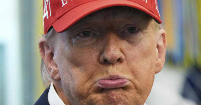 「トランプは正しかった」　帽子着用で経済成果アピール