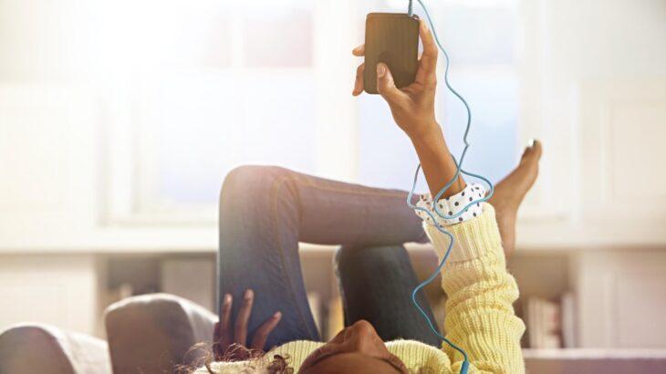 【米国】“学校でのスマホ禁止”が広がる米国で、子供たちが「親世代の懐かしいモノ」を持ち始めた！