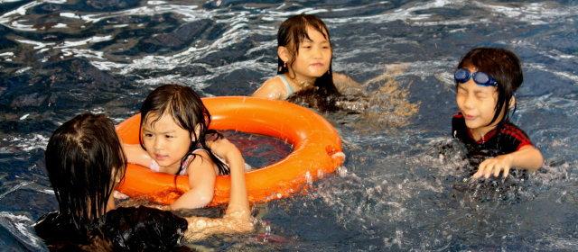 頭を振って耳に入った水を抜く行為、脳にダメージも