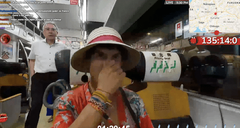 【悲報】電車でうるさい外国人を注意した日本人爺さん、返り討ちにされてしまう