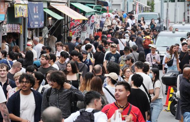 住民は「おにぎり屋もラーメン屋もインバウンド向け」と嘆き　 なぜ国は「生活者の幸せ」に目を向けないのか