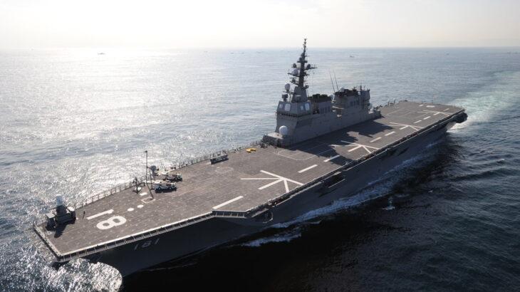 【自衛隊】空母のような護衛艦に「陸自最強の攻撃ヘリ」が舞い降りた! 艦内の巨大なエレベーターで移動する様子も公開 ひゅうが