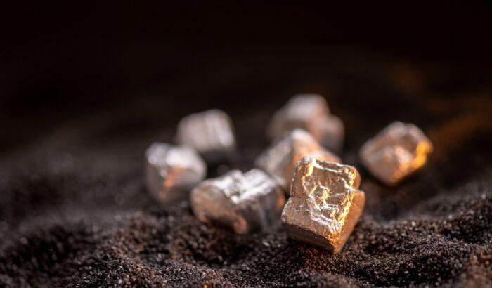 【まじか】中国、レアアース「武器化」で自滅へ。日本が南鳥島開発で資源覇権を握る日