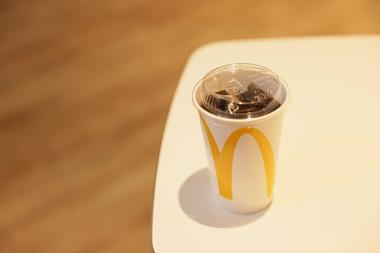 マクドナルド、紙ストローを廃止してカップのフタに飲み口 11月19日から順次全国展開
