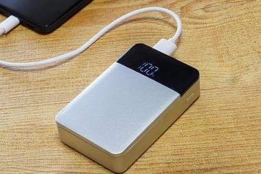 なんでみんな当たり前のようにモバイルバッテリー複数個持ってるの……？？