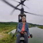 【動画】中国のインフルエンサー、自作の軽量ヘリを操縦してライブ配信中に墜落して死亡