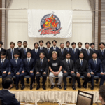【悲報】ホリエモン、記念写真でブチギレ「一人だけ私服はおかしい？おかしいのはお前だろ！」