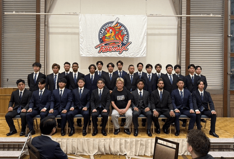 【悲報】ホリエモン、記念写真でブチギレ「一人だけ私服はおかしい？おかしいのはお前だろ！」