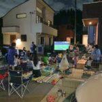 【画像】ワイ(42)「念願のマイホームかぁ~!ん?外が騒がしいンゴね…」チラー