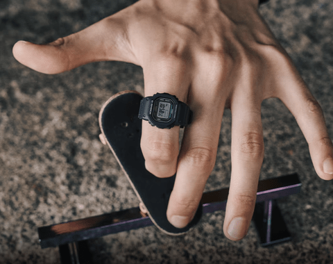 【朗報】指に巻くGショックがかっこいいすぎると話題に