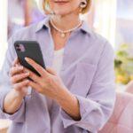 【悲報】高齢者「世の中、スマホ利用が前提につくられているようで生活しづらい…」セルフレジに戸惑い、行きつけ失うシニアも