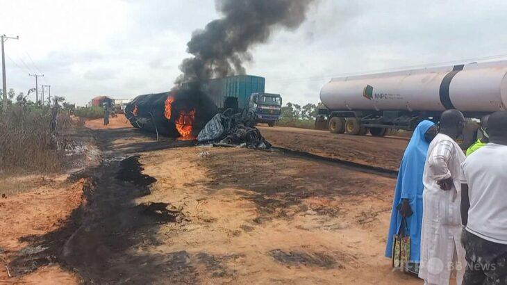 【国際】 タンクローリーが横転・爆発、ガソリン持ち去ろうと集まった住民ら少なくとも29人死亡 ナイジェリア
