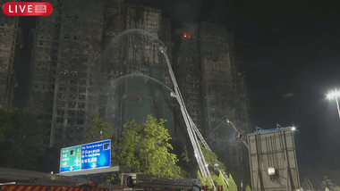 香港の高層住宅の大規模火災､まだ燃えてる 55人死亡･279人行方不明 修繕会社の3人逮捕