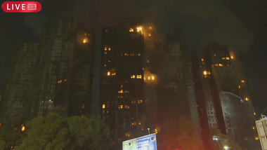 香港の高層マンション火災､36人死亡279人安否不明 2000戸の32階建て住宅7棟が延焼 補修工事の竹の足場から燃え移ったか