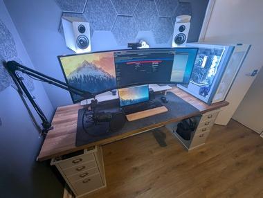 で、出た～wwwデスク上にPCケース置き奴～wwwwww