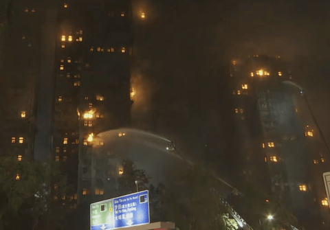 【悲報】香港のタワマン火事、まだ燃えてる