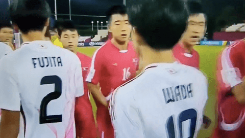 【動画】サッカーU17日本代表、試合前ハイタッチで北朝鮮代表にグーパンチされるｗｗｗｗ