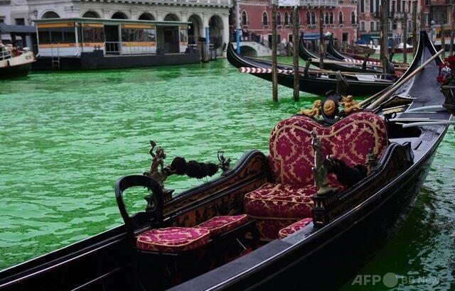 【イタリア】ベネチアの運河が緑に、環境活動家グレタ・トゥンベリさんを含む気候活動家が抗議で国内10都市の運河などに染料流し込む