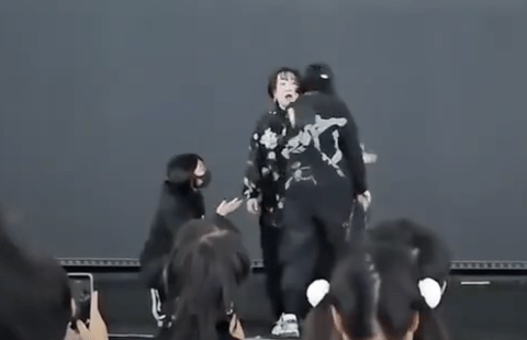 【悲報】中国父さん、上海のイベントで歌唱中の日本人歌手のマイクを突然奪って追い出す