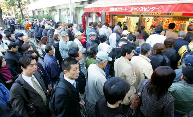 【夢を買う】最高賞金3倍超でも、売れ行き20年で3割減　宝くじ販売低迷のなぜ