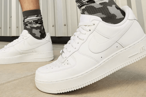 30過ぎてNIKEのスニーカー履いてるやつwww