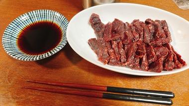 【画像】スーパーにミンククジラさんの赤身が売ってたからお刺身にして食べるよ🥺