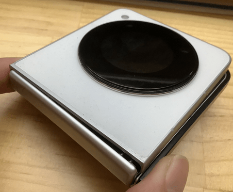 【悲報】1年間で2回折りたたみスマホが壊れた結果…