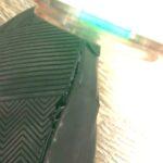 【画像】ワイ手取り19万の社畜、穴の開いた革靴をセメダインで修理中