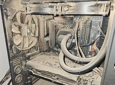 PCの内部の掃除って掃除機でホコリ吸えばOK？