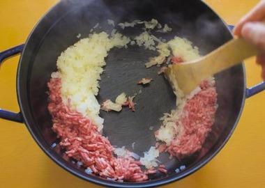 カレーやシチュー作る時、先に鍋で肉や野菜炒めるの意味あんの？