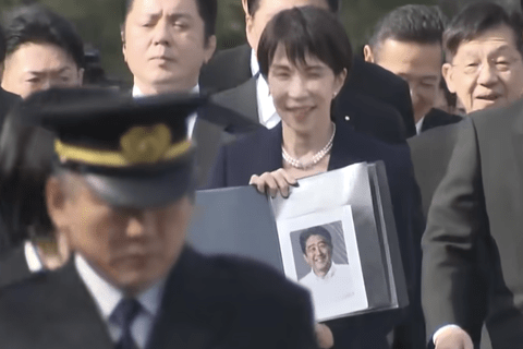 安倍晋三の写真をクリアファイルに入れてニコニコで伊勢神宮に参拝した高市早苗←これが首相ってヤバくねｗ