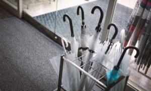 「傘」が何年経っても全く進化しない理由wwwww