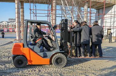 【動画】北朝鮮の金正恩､フォークリフトを運転して植樹 ツメに人乗せまくりでﾖｼｯ