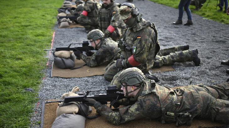 【ドイツ】「戦える国」へ、脱米依存　兵役再開に若者戸惑い
