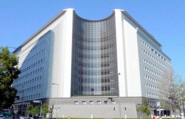 【面白判決】捜査中に警察車両を20分間無断駐車、4円支払い命令