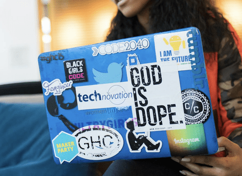 IT系職場に必ず居るノーパソのフタ側に糞ダサシールいっぱい貼ってるやつｗｗｗｗｗ