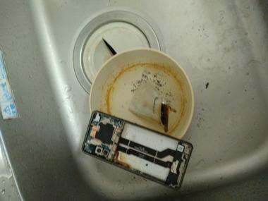 スマホのバッテリー交換しようとしたら燃えてワロタ