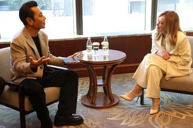 イタリアのメローニ首相､｢北斗の拳｣の大ファンだった 原哲夫氏と面会で握手 版画に笑顔