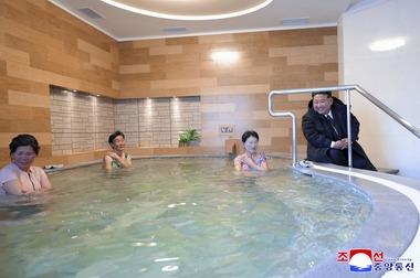 【画像】金正恩｢北朝鮮に温泉作った！！！！｣